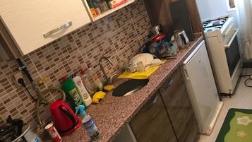 Kühlschrank, Ofen, Herdplatte, Kochgeschirr/Geschirr/Besteck