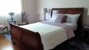 1 bedroom, Egyptian cotton sheets, premium bedding, down duvets - HB Guest Home 5 (Waterloo)