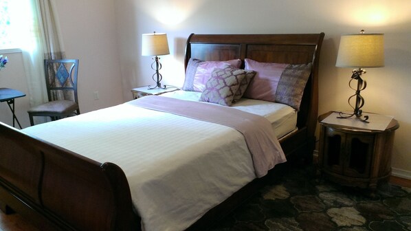 1 bedroom, Egyptian cotton sheets, premium bedding, down duvets - HB Guest Home 5 (Waterloo)
