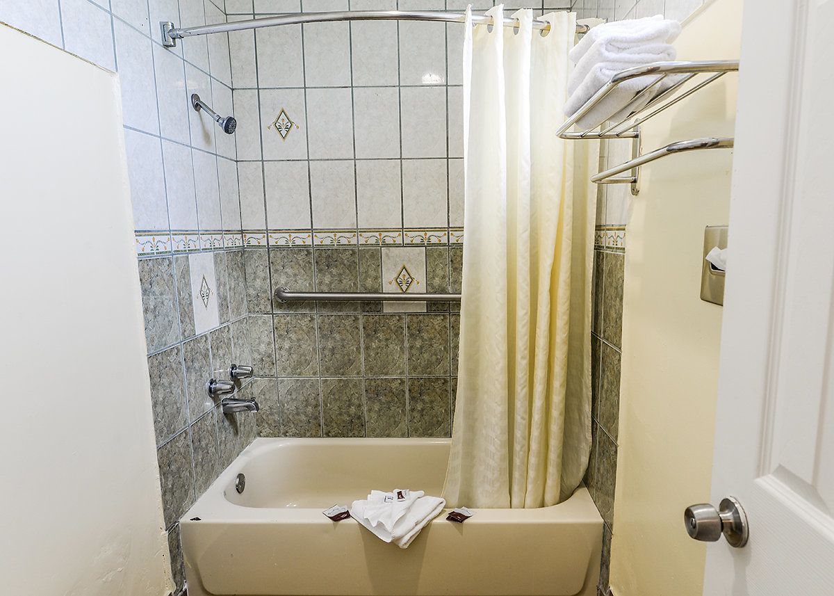 Duschwanne, kostenlose Toilettenartikel, Handtücher