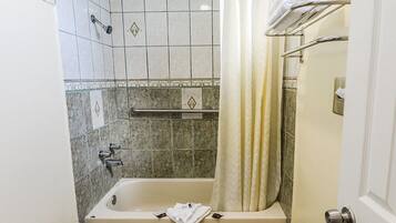 Combined shower/bathtub, free toiletries, towels