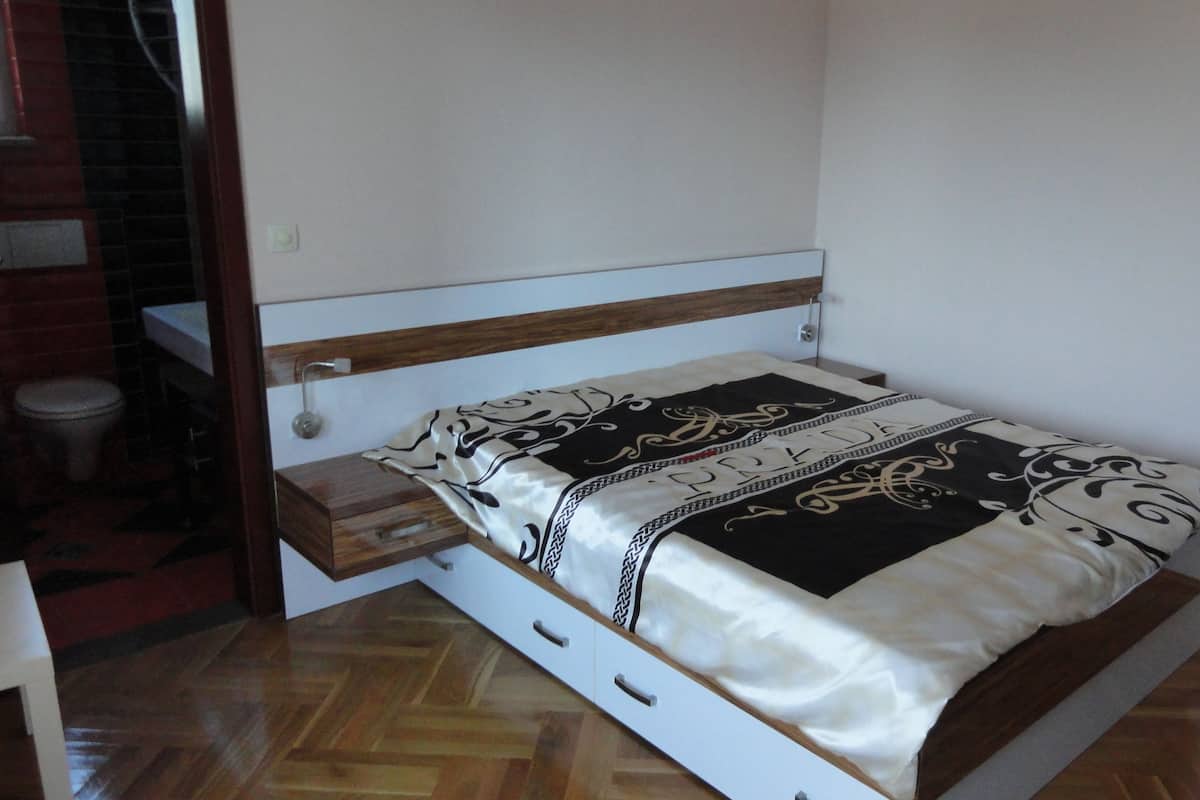 Elite Apartment, Balcony, Mountain View | Desk, free WiFi