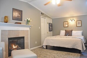 Deluxe Suite, 1 King Bed, Jetted Tub, Golf View | Egyptian cotton sheets, individually decorated, individually furnished - Martha's Vineyard Bed & Breakfast (South Haven)