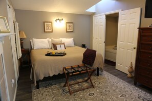 Suite Deluxe, 1 cama de matrimonio grande, bañera de hidromasaje, vistas al campo de golf | Sábanas de algodón egipcio, decoración individual, mobiliario individual