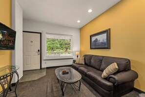 Signature Suite, 1 King Bed, Non Smoking, Jetted Tub | Living area | 36-inch flat-screen TV with cable channels, TV, DVD player - Redwood Garden Inn (Grants Pass)