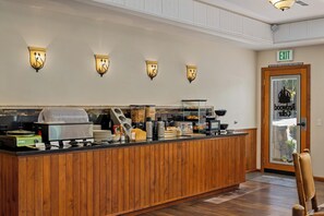 Free daily buffet breakfast  - Redwood Garden Inn (Grants Pass)