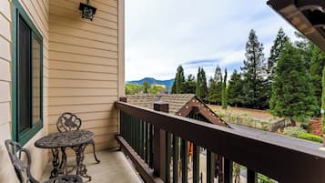 Deluxe Suite, 1 Bedroom, Jetted Tub | Terrace/patio