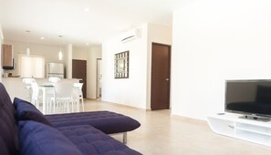 Familienapartment, 2 Schlafzimmer, Poolblick | Wohnbereich | Fernseher