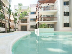 Una piscina al aire libre