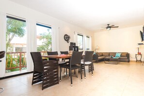 Comfort-Penthouse, 3 Schlafzimmer | Essbereich im Zimmer