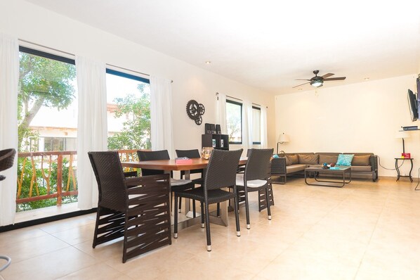 Comfort Penthouse, 3 Bedrooms | In-room dining