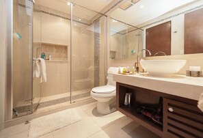 Deluxe-lejlighed - 1 soveværelse - udsigt til pool | Badeværelse | Bruser, håndklæder, Sæbe, Shampoo