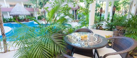 Deluxe-Apartment, 1 Schlafzimmer, Poolblick | Außenpool