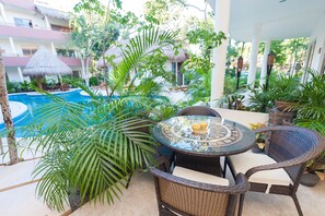 Hồ bơi ngoài trời