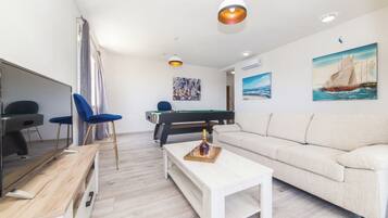 Televisión y chimenea