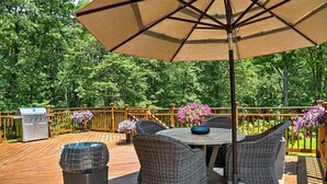 A wooden deck with wicker furniture, a grill, and potted flowers. - Colonial-Style 'Warwick Retreat' - 1 Hour to NYC! (Monroe)