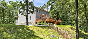 Colonial-Style 'Warwick Retreat' - 1 Hour to NYC!