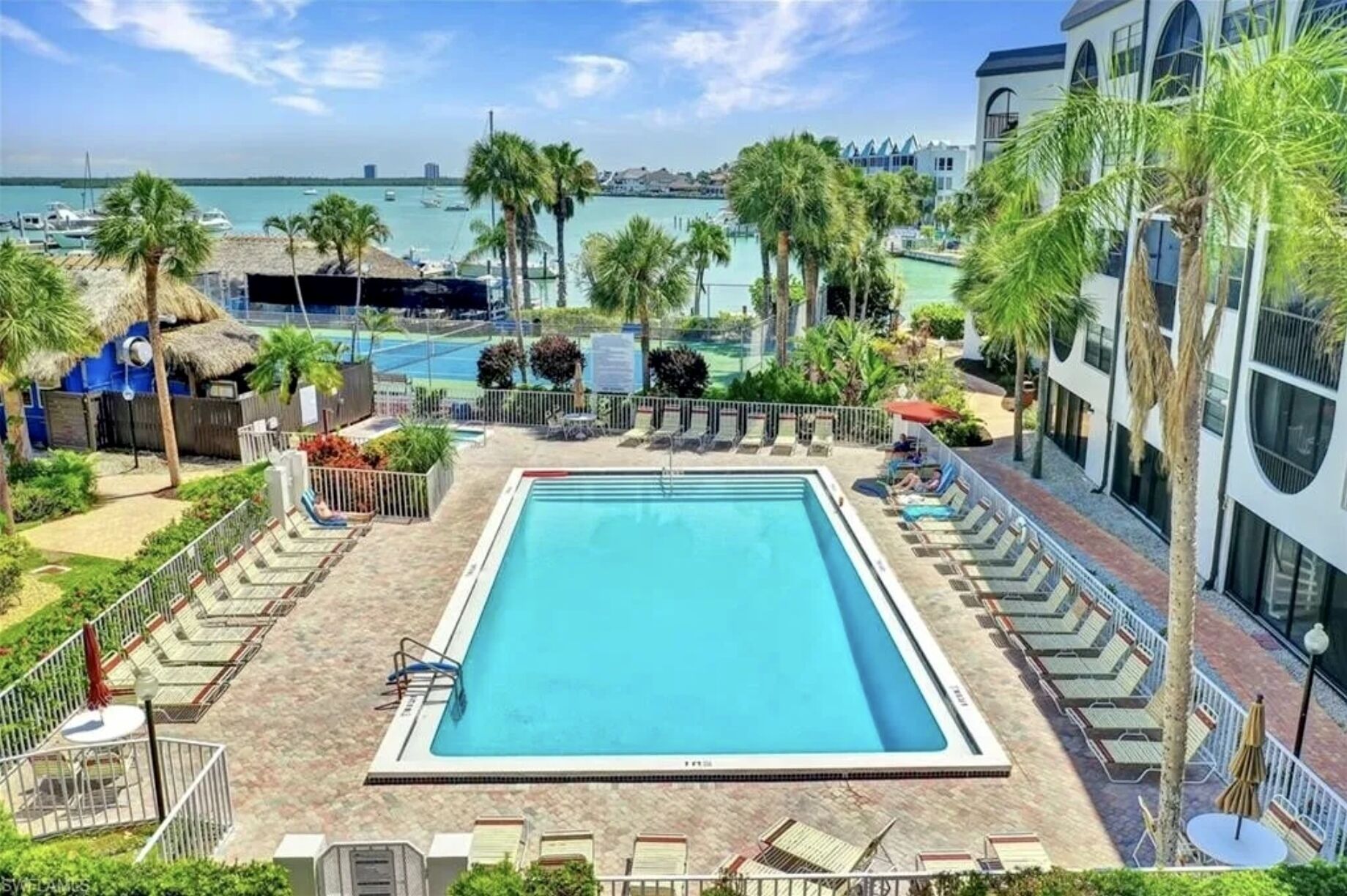 Utendørsbasseng og et oppvarmet basseng