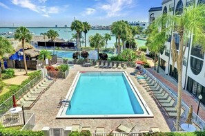 Utendørsbasseng og et oppvarmet basseng