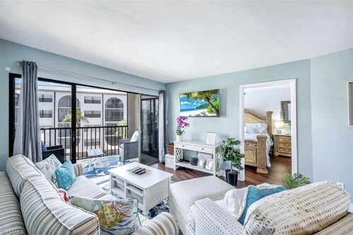  Beautiful Water views from the comfort of your condo & Private Lani