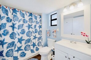 Ensemble baignoire-douche, articles de toilette écologiques