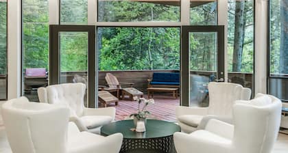 Modern Treehouse - Unique Contemporary Home Nestled in the Forest, Hot Tub, Fireplace, Game Room