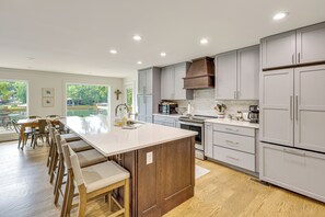 Fridge, microwave, stovetop, dishwasher - 'Arcade Cove' - Renovated Lake Martin Home w/ Dock (Eclectic)