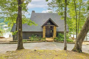 Exterior - 'Arcade Cove' - Renovated Lake Martin Home w/ Dock (Eclectic)