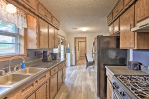 Fridge, microwave, stovetop, dishwasher - Quiet Clayton Home w/ Mountain Views 4 Mi to Lake! (Clayton)