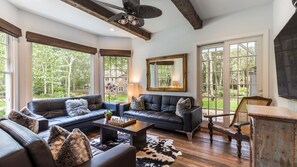 TV connectée, cheminée, baby-foot, table de tennis de table