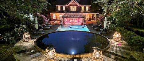 Piscina all'aperto, una piscina riscaldata