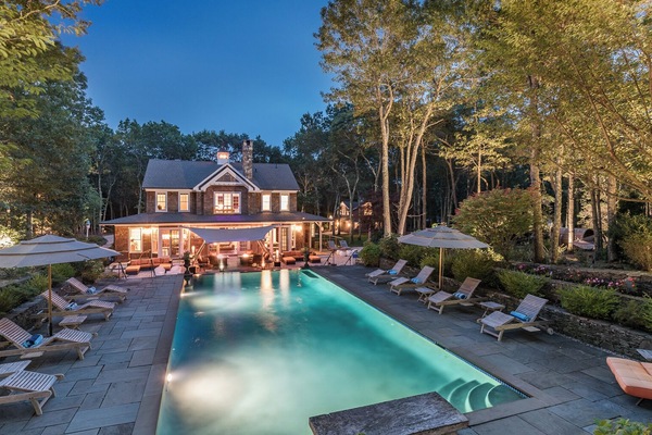 Una piscina al aire libre, una piscina climatizada