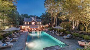 Una piscina al aire libre, una piscina climatizada