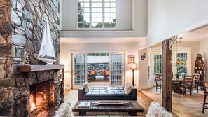 TV connectée, cheminée, baby-foot, table de tennis de table