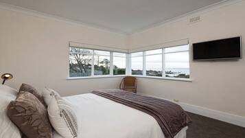 3 sovrum, skrivbord, strykjärn/strykbräda och resesäng