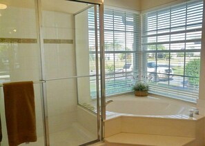Badewanne, Haartrockner, Handtücher, Seife