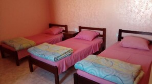 Chambre Triple | Rideaux occultants, Wi-Fi gratuit, draps fournis