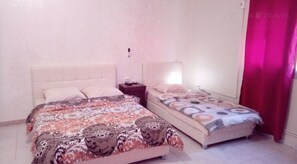 Chambre Triple | Rideaux occultants, Wi-Fi gratuit, draps fournis