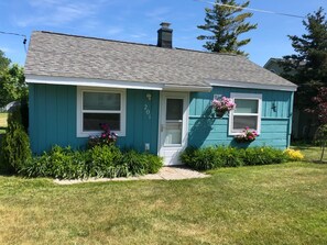Exterior - Waterfront cottage in Elk Rapids on Bass Lake. Firepit, dog ok (Elk Rapids)