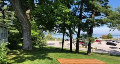 Waterfront cottage in Elk Rapids on Bass Lake. Firepit Pet ok