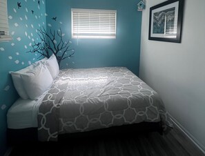2 bedrooms, free WiFi, bed sheets - Waterfront cottage in Elk Rapids on Bass Lake. Firepit, dog ok (Elk Rapids)