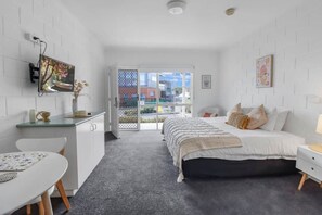 1 dormitorio, tabla de planchar con plancha, wifi y ropa de cama
