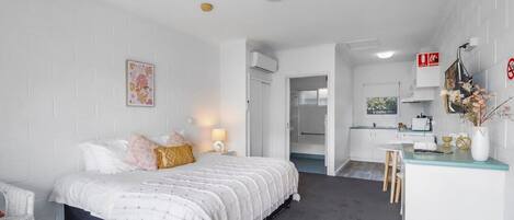 Iron/ironing board, WiFi, bed sheets