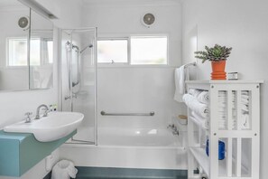 Combined shower/tub, hair dryer - Studio Apt, Prime Position, CBD, Mibnb (Geelong)