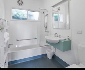 Ducha y bañera combinadas y secador de pelo