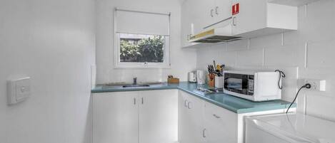 Réfrigérateur, micro-ondes, plaque de cuisson, grille-pain