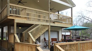 Un bâtiment à deux étages doté d’un balcon, d’une terrasse couverte et d’un garage.