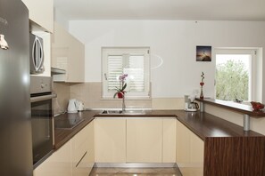 Kühlschrank, Mikrowelle, Ofen, Herdplatte