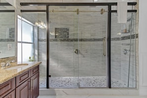 Separate bathtub and shower, hair dryer, towels, soap - Luxury House close to Disney in Golf Resort 31848561 (Davenport)