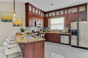 Fridge, microwave, oven, stovetop - Luxury House close to Disney in Golf Resort 31848561 (Davenport)